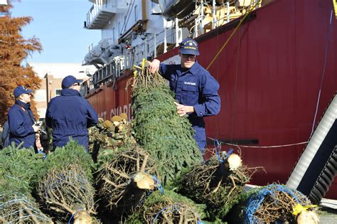 Coast Guard cutter 'Mackinaw' makes yearly Christmas tree delivery to Navy Pier